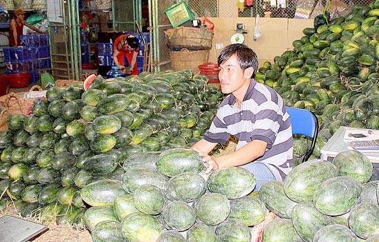 A watermelon stall in Thu Duc wholesale market (Photo: SGGP) A watermelon stall in Thu Duc wholesale market (Photo: SGGP)